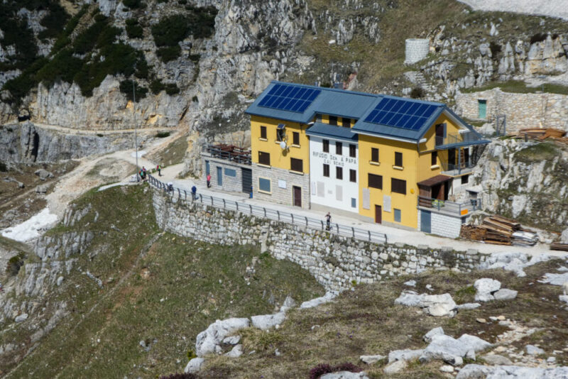 Spledida immagine del Rifugio Achille papa sul Monte Pasubio