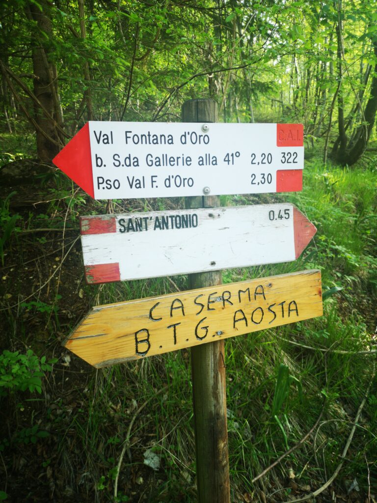 Segnavia CAI per Val Fontana D'Oro all'inizio del sentiero.