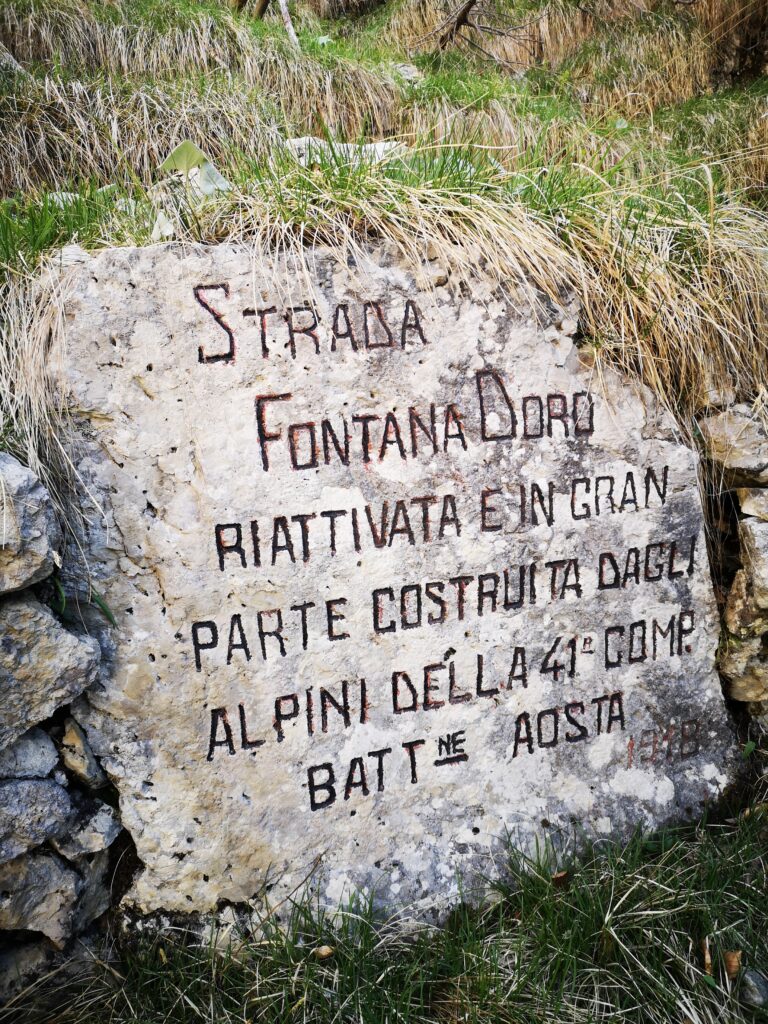 Simbolo su pietra lungo il sentiero della Val Fontana D'Oro. Ricorda che il sentiero fu costruito dagli alpini.