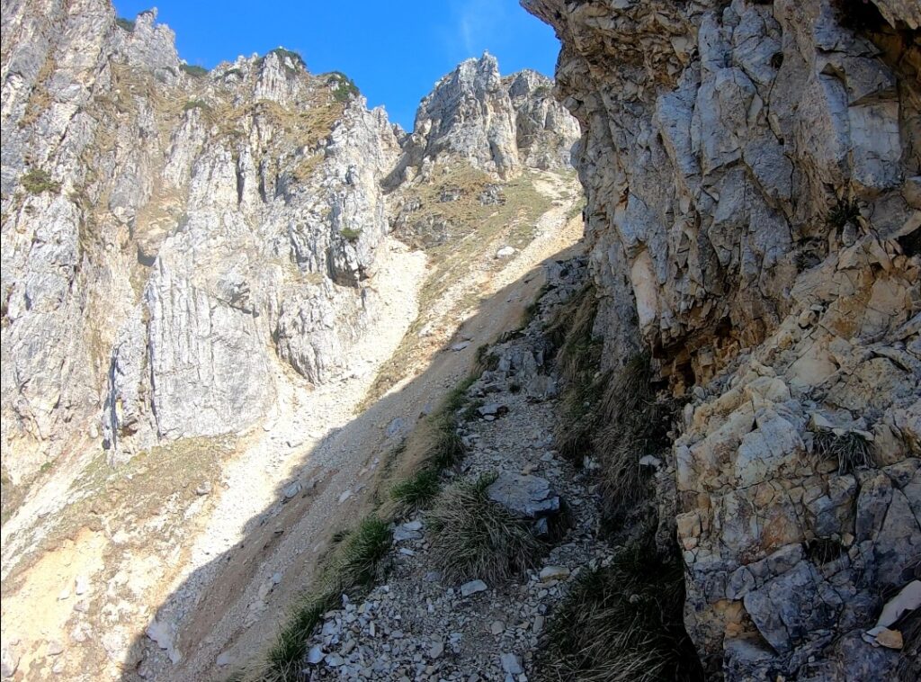 Il sentiero della Val Fontana D'oro e' immerso fra le bellissime guglie del Monte Pasubio. Alcuni tratti del sentiero sono esposti.