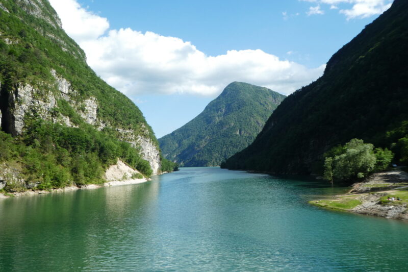 la valle del mis, fra verdi colline e il lago, dove confluiscono le acque dei cadini del brenton nelle dolomiti bellunesi