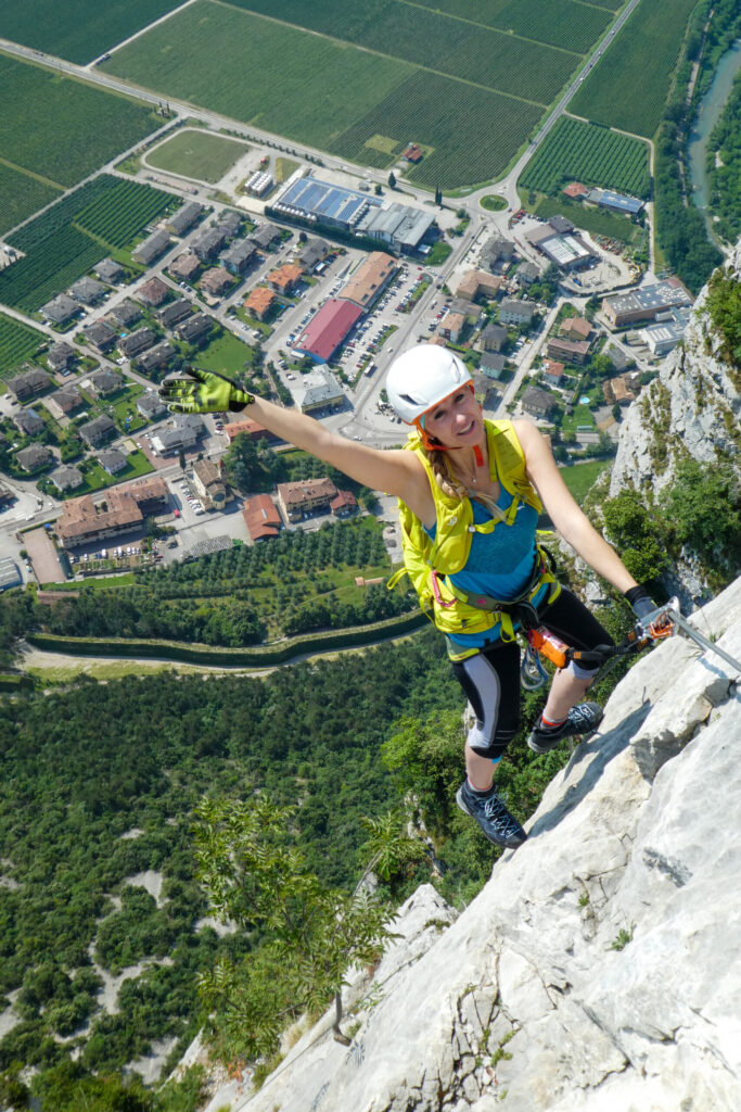 Un momento durante la ferrata pisetta al lago di garda nord nella valle del sarche