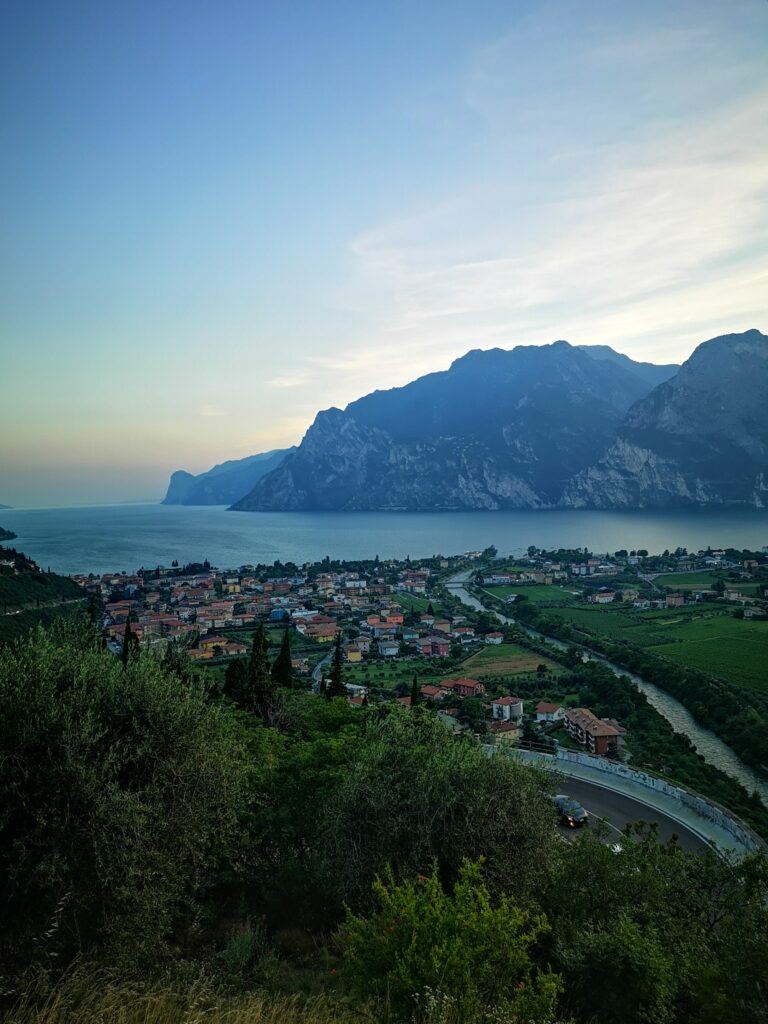 Il lago di Garda nord visto da un punto panoramico bellissimo