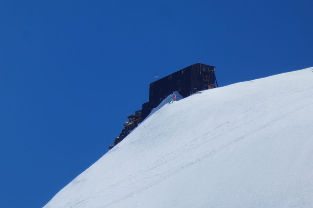 capanna marcherita vista dal ghiacchiaio del Lys sul monte rosa