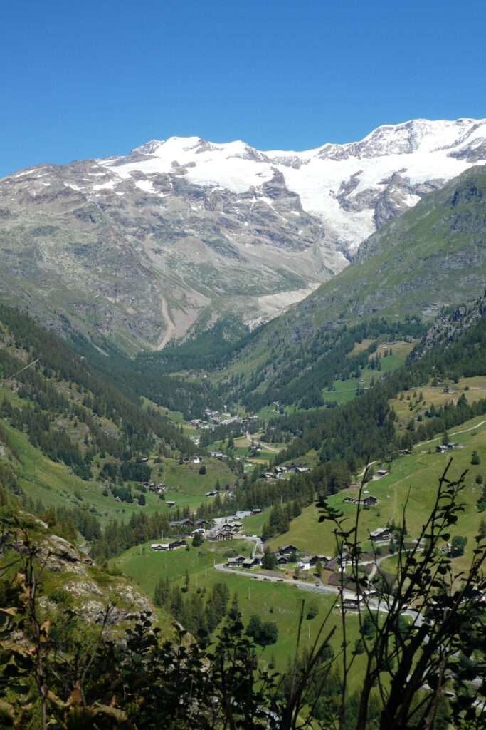 la bellissima valle da gressoney a staffal in valle d'aosta. sullo sfondo il monte rosa