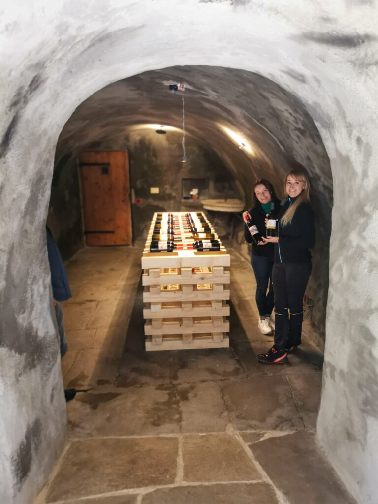 L'interno caratteristico della cantina barone a prato in valle di cembra a segonzano