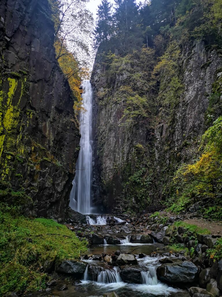 La bellissima cascata del lupo in valle di cembra  raggiungibile anche a piedi dalle piramidi di terra