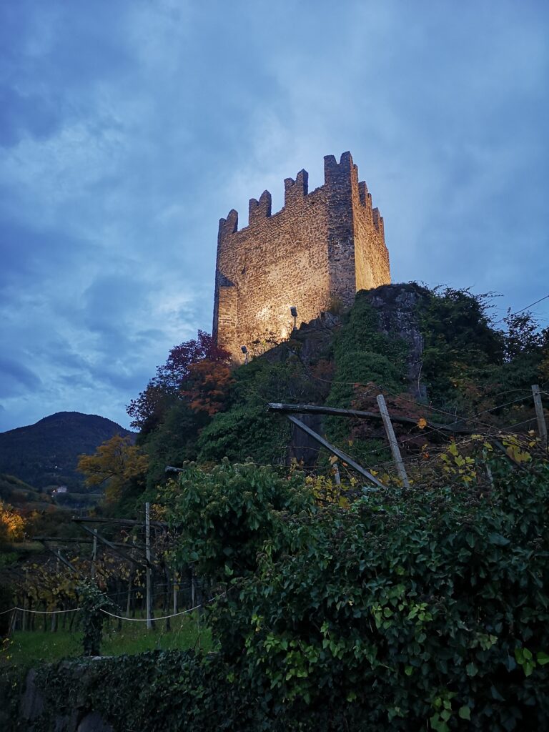 la rocca del castello di segonzano immerso fra i vigneti della valle di cembra a segonzano