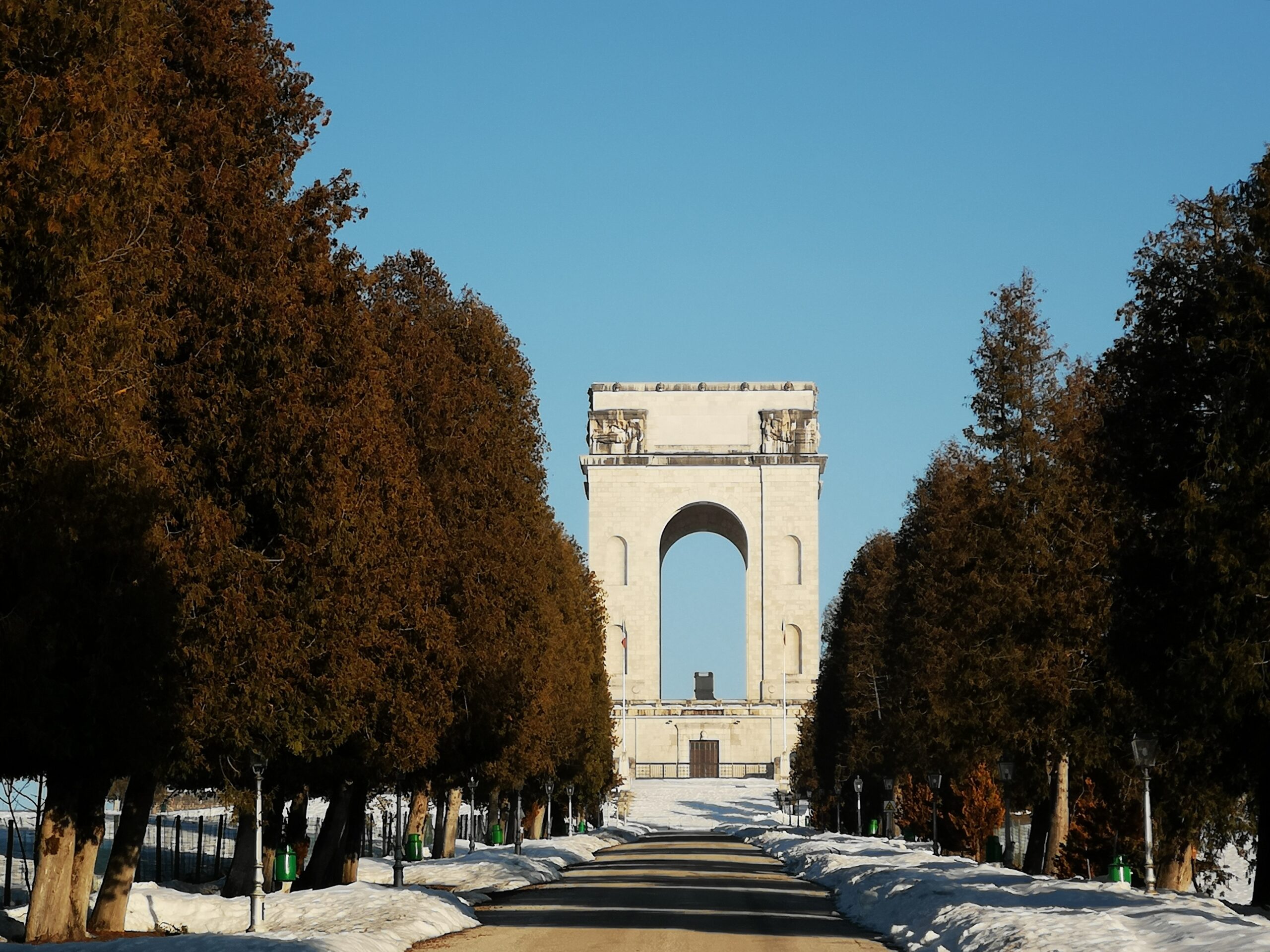 il monumento sacro di asiago si trova sul colle di leiten e raccoglie i resti dei soldati italiani caduti in guerra. Luogo di raccoglimento e preghiera.