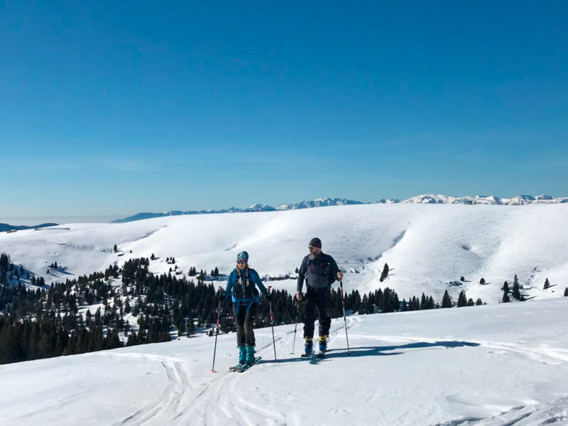 il bellissimo paesaggio dell'altopiano di asiago innevato salendo al monte fior a 1824 metri di altitudine