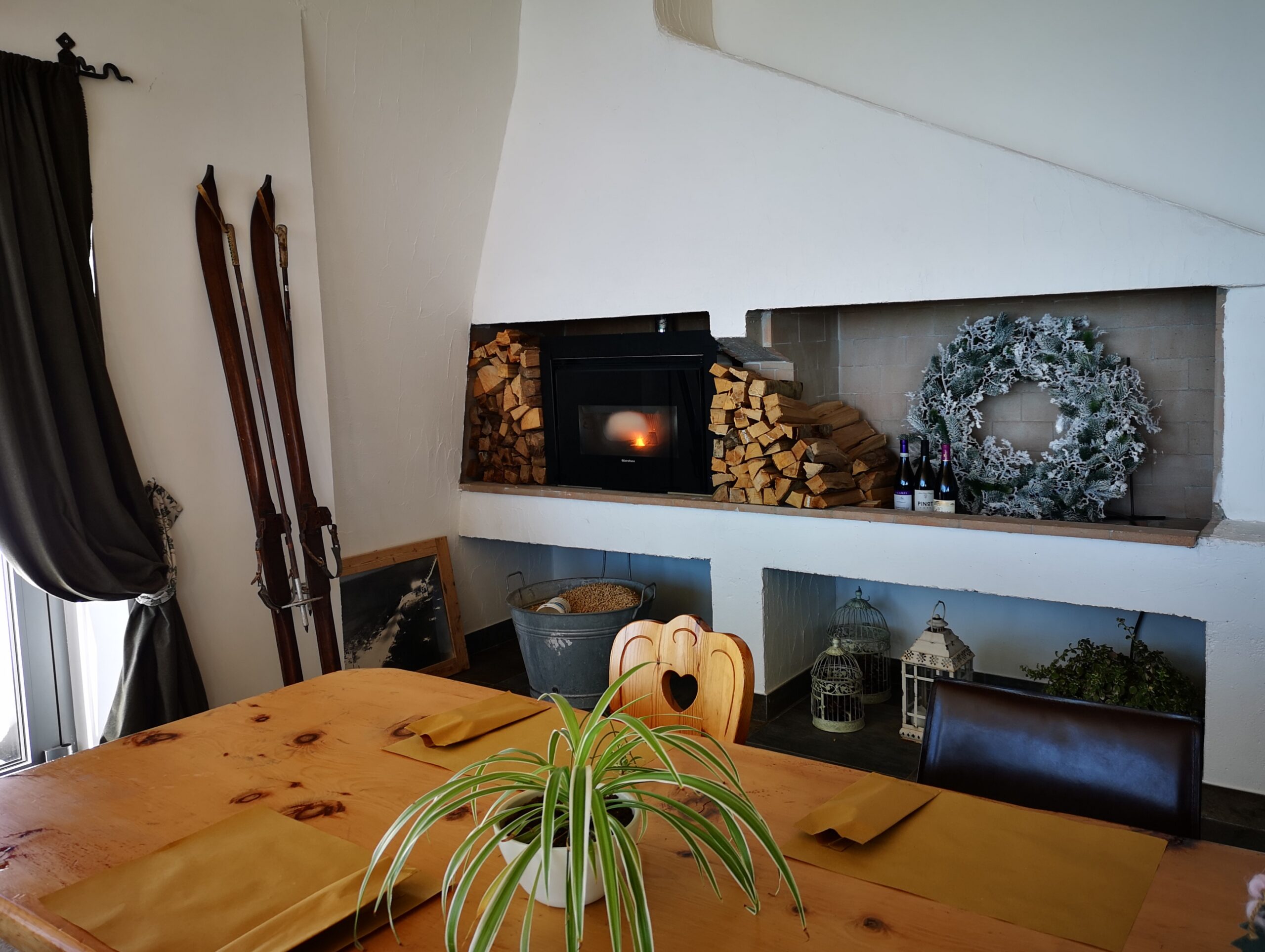 alcuni dettaglio della sala da pranzo della baita relax & gourmet sull'altopiano di asiago. Bellissimi gli sci in legno d'epoca