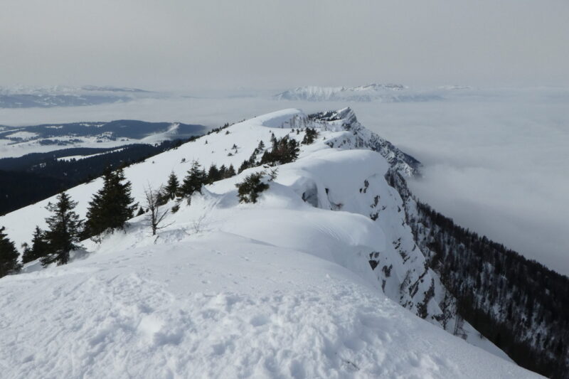 una bellissima immagine delle creste innevate di cima mandriolo sull'altopiano di asiago