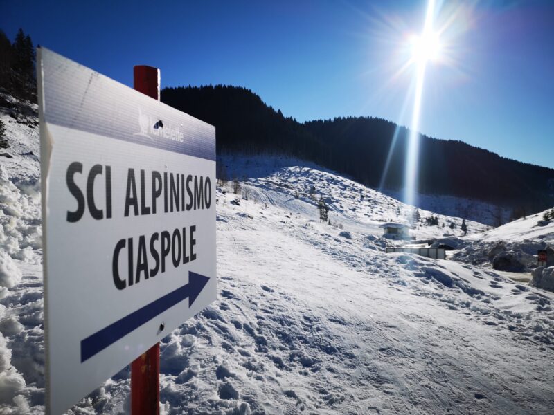 percorso segnalato per ciaspole e scialpinisti alle melette di gallio