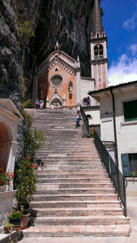 scalinata verso la chiesa madonna della corona