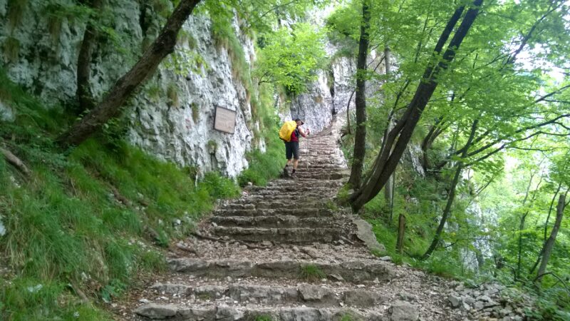 sentiero della speranza, gradini che salgono al santuario della madonna della corona
