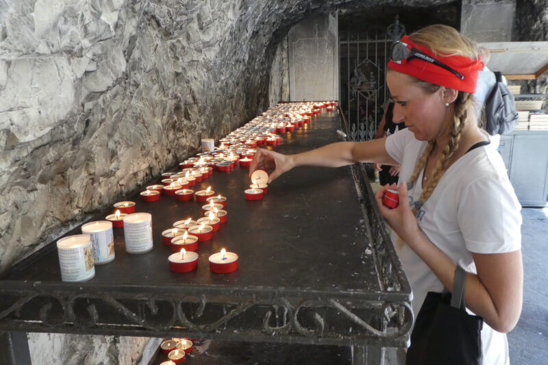 io mentre accendo una candelina al santuario della Madonna della Corona