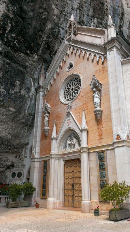 entrata della chiesa del santuario madonna della corona