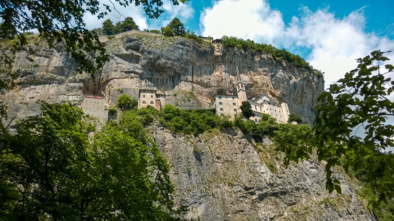 il santuario della Madonna della Corona  incastonato fra le rocce visto dal sentiero della speranza