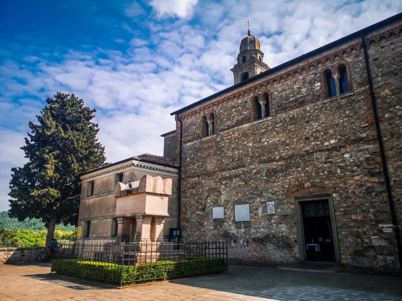 La tomba di Francesco Petrarca davanti alla Chiesa di Santa Maria Assunta