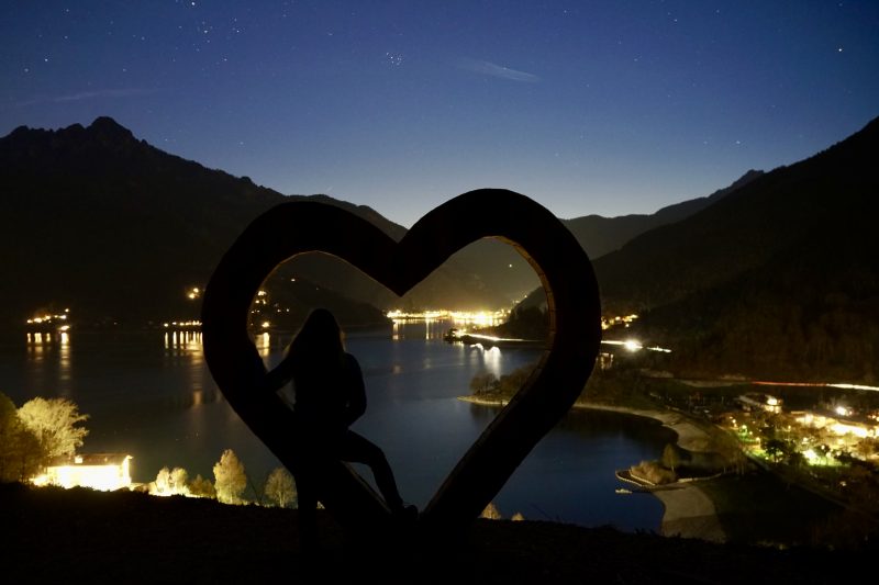 il cuore posto vicino alla panchina gigane in valle di ledro