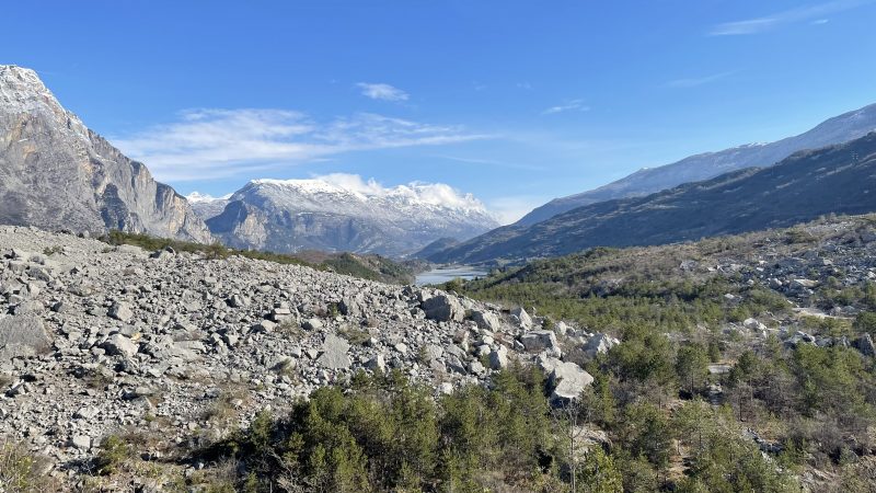 in lontananza il lago di cavedine