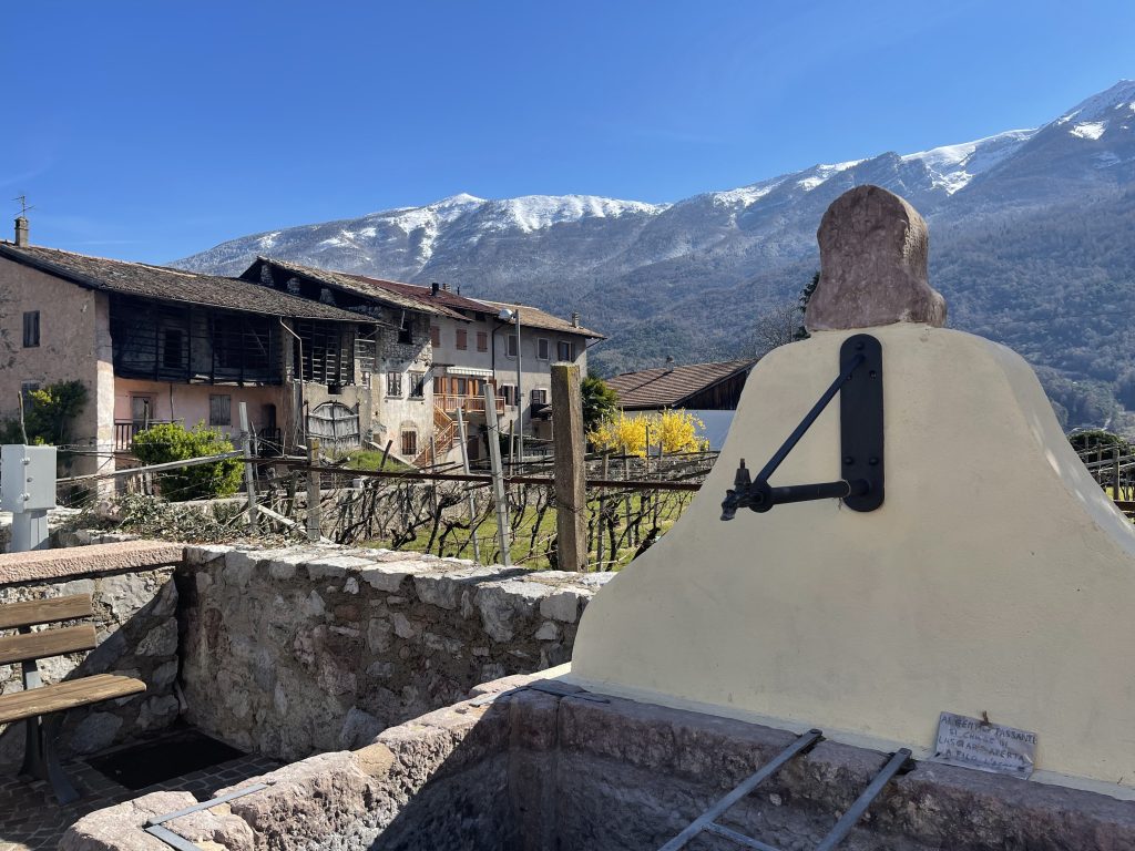 la fontana partenza del sentiero archeologico