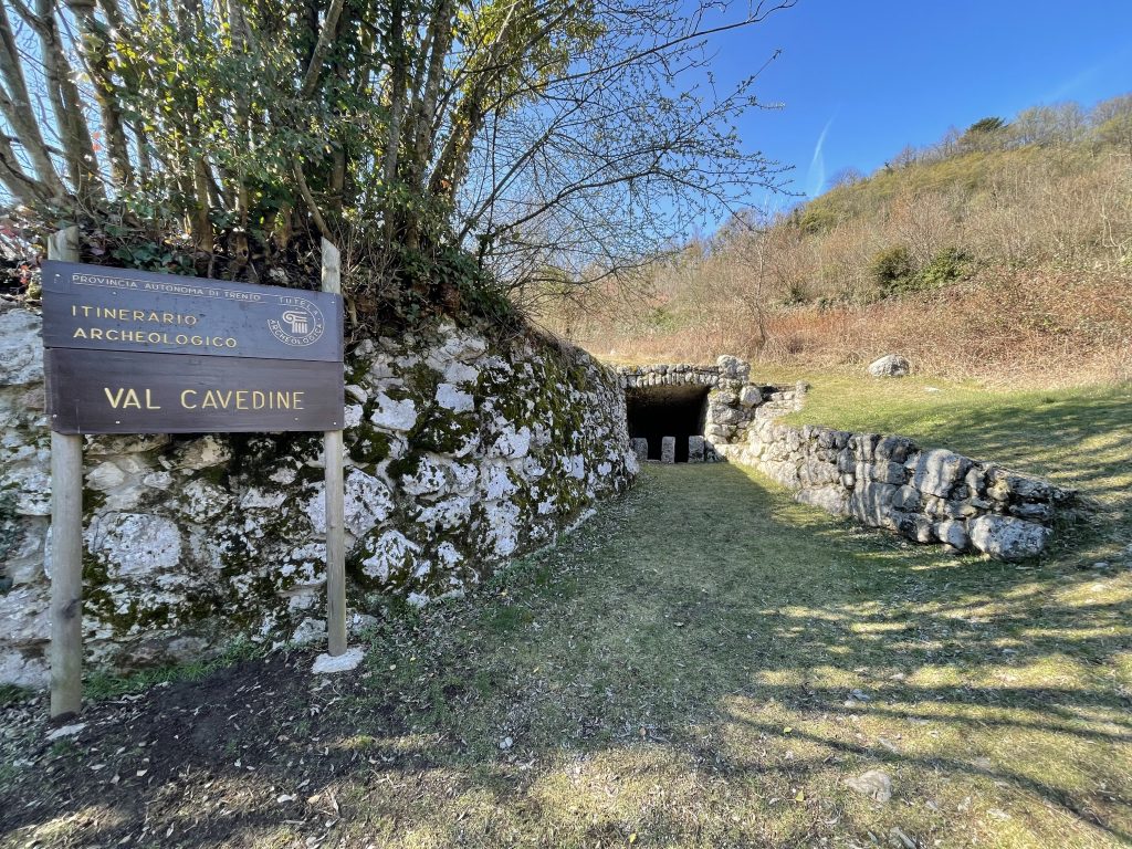 ingresso della fonte romana sul sentiero archeologico