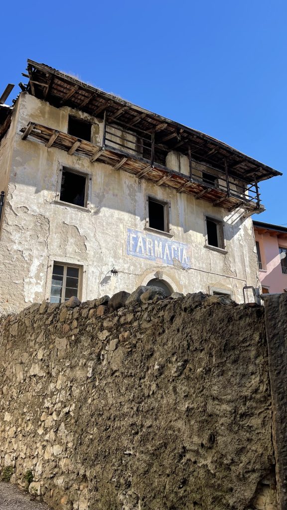 vecchi edifici, la farmacia