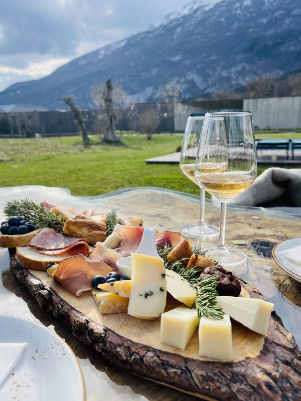 agriturismo la dolce mela immerso nel verde della valle dei laghi, l'aperitivo