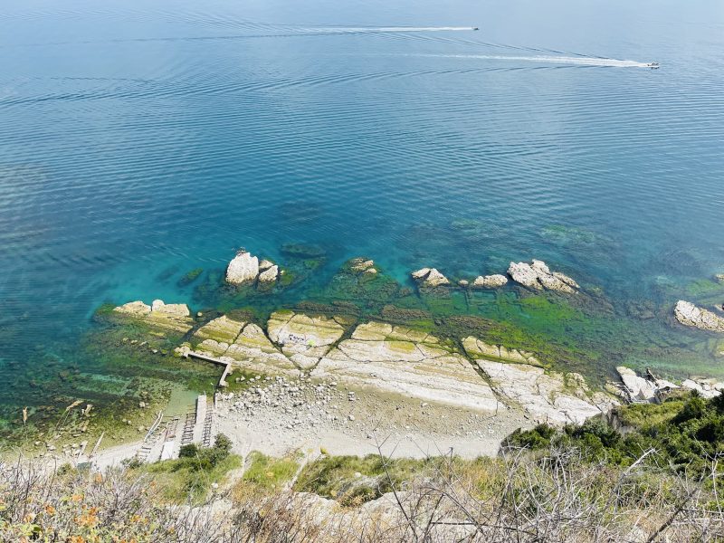 La spiaggia della Scalaccia riviera del Conere e le tre pozze