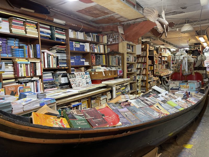 Gondola a Libreria Acqua Alta