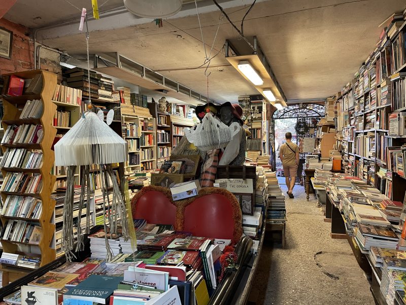 Libreria Acqua Alta, gli scaffali