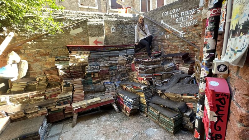 Il cortile con la scala di libri