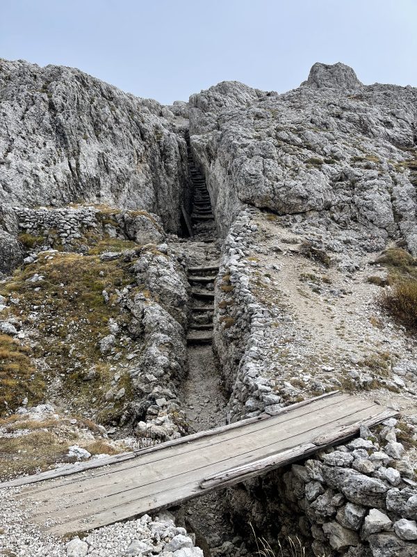 Camminamenti e trincee verso la salita al Sass de Stria