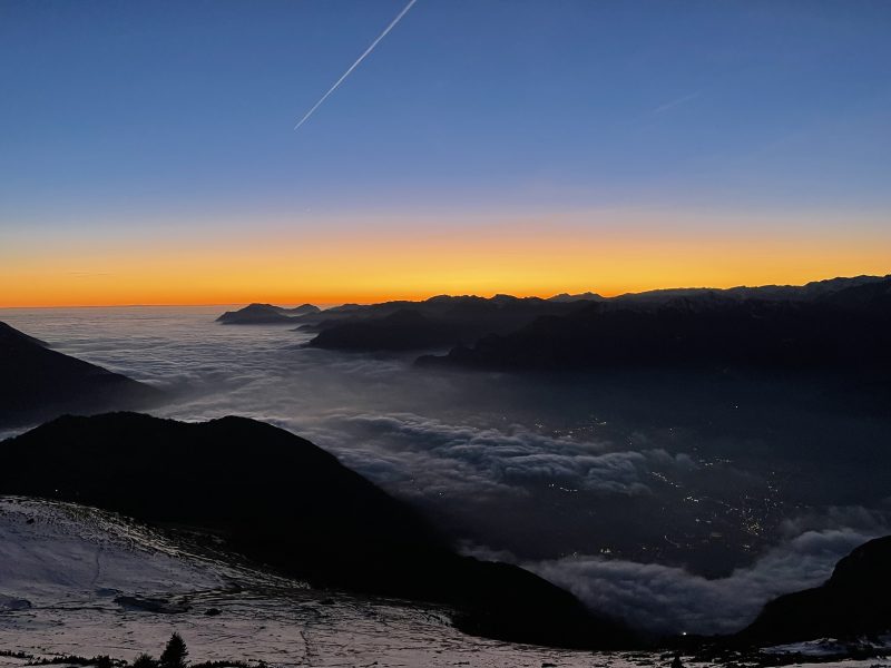 si fa sera, le luci sul lago di garda