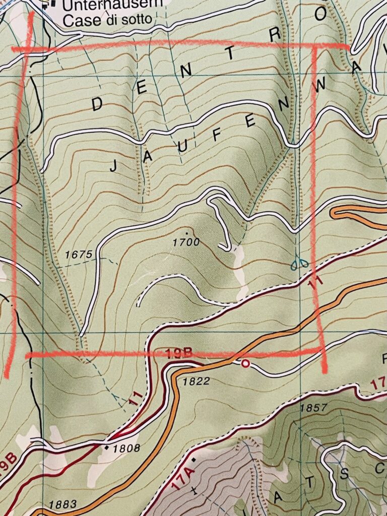 esempio di reticolo geografico, porzione quadrata di carta topografica