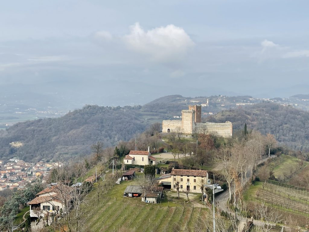 Vista sul Castello di Romeo