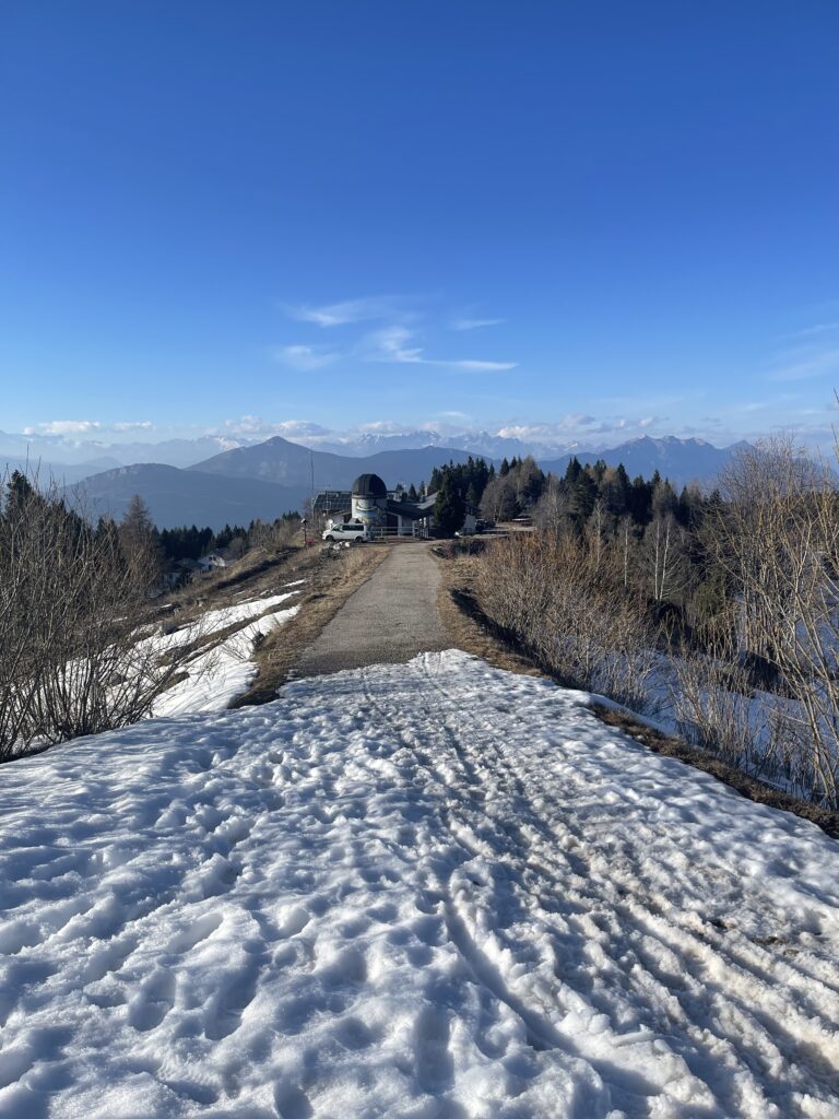 Vista per Rifugio Coni di Zugna e osservatorio che il Museo Civico di Rovereto ha costruito a 1.617 metri di quota.