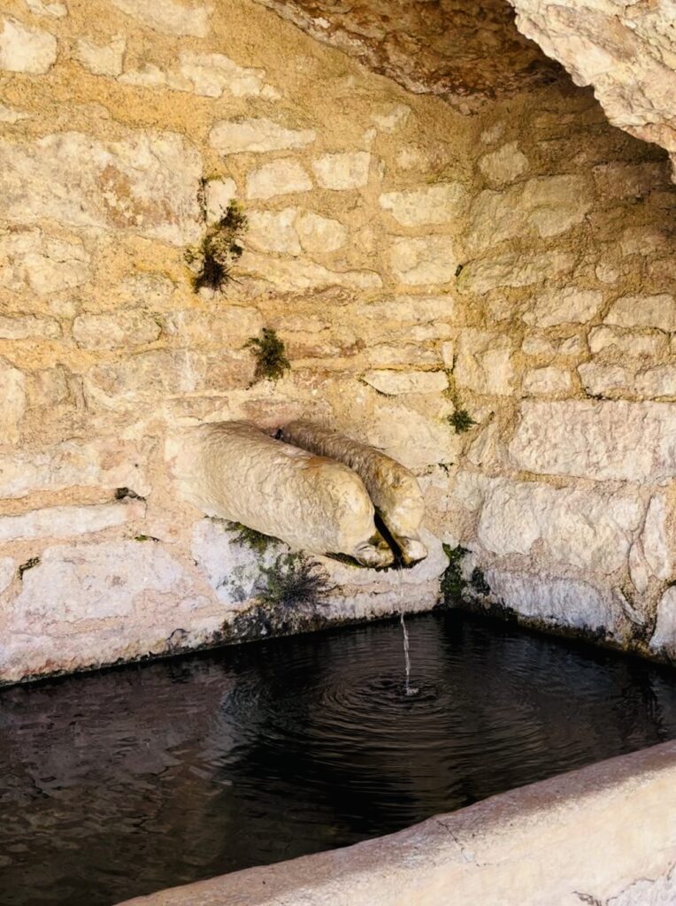 L'antica fontana in pietra a Contrà Pagani a Campofontana