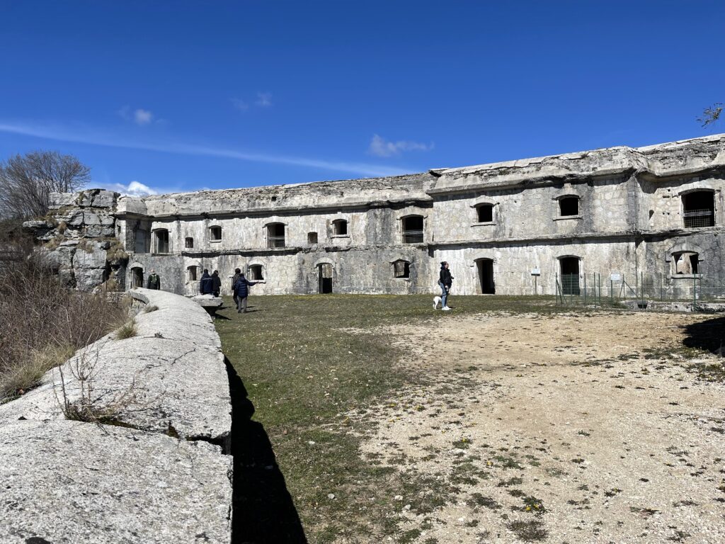 L'edificio principale con il piazzale