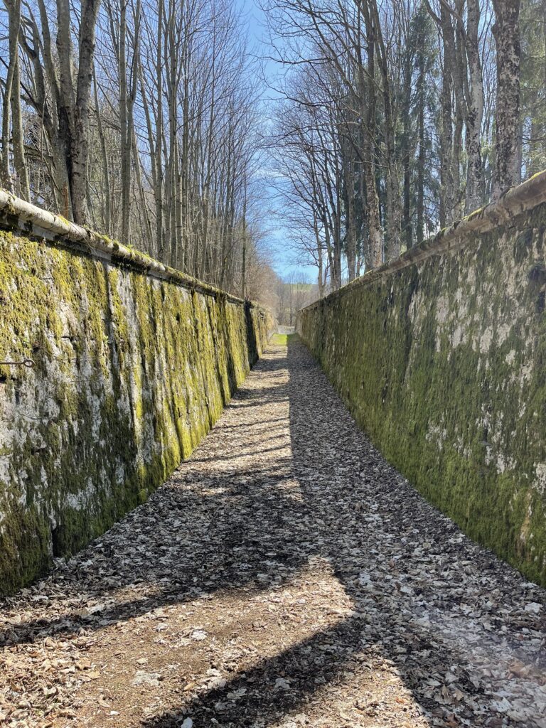 Il fossato anti-uomo presso le mura del Forte Corbin