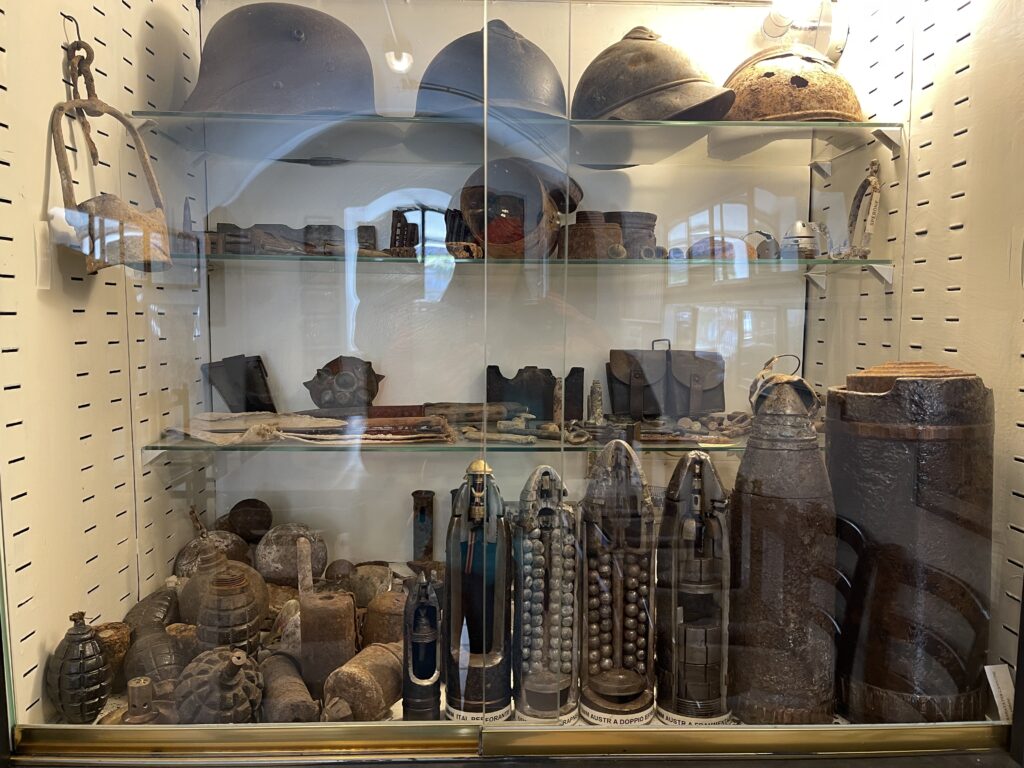 Reperti come bombe, maschere, bottiglie e attrezzi, cappelli bombe a mano ecc presenti nel Museo di Forte Corbin