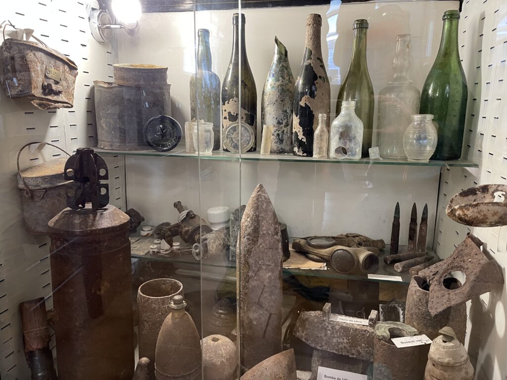 Reperti come bombe, maschere, bottiglie e attrezzi presenti nel Museo di Forte Corbin