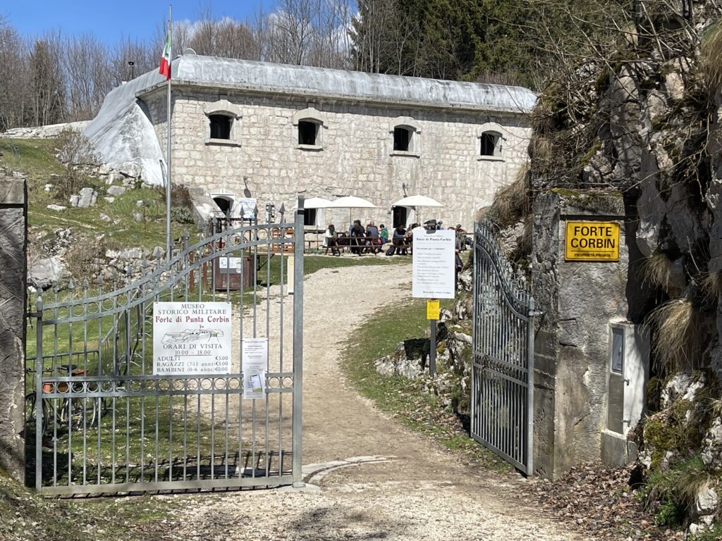 Forte Corbin: ingresso al forte dove si intravede il comando oggi bar e museo
