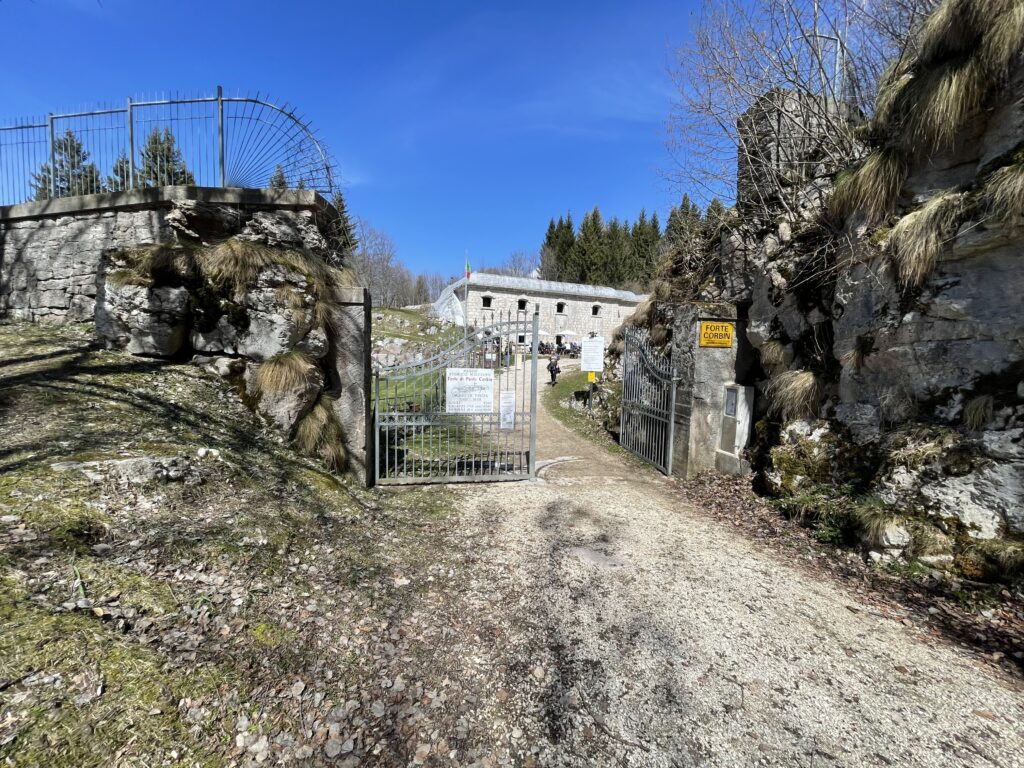 Forte Corbin: ingresso al forte dove si intravede il comando oggi bar e museo