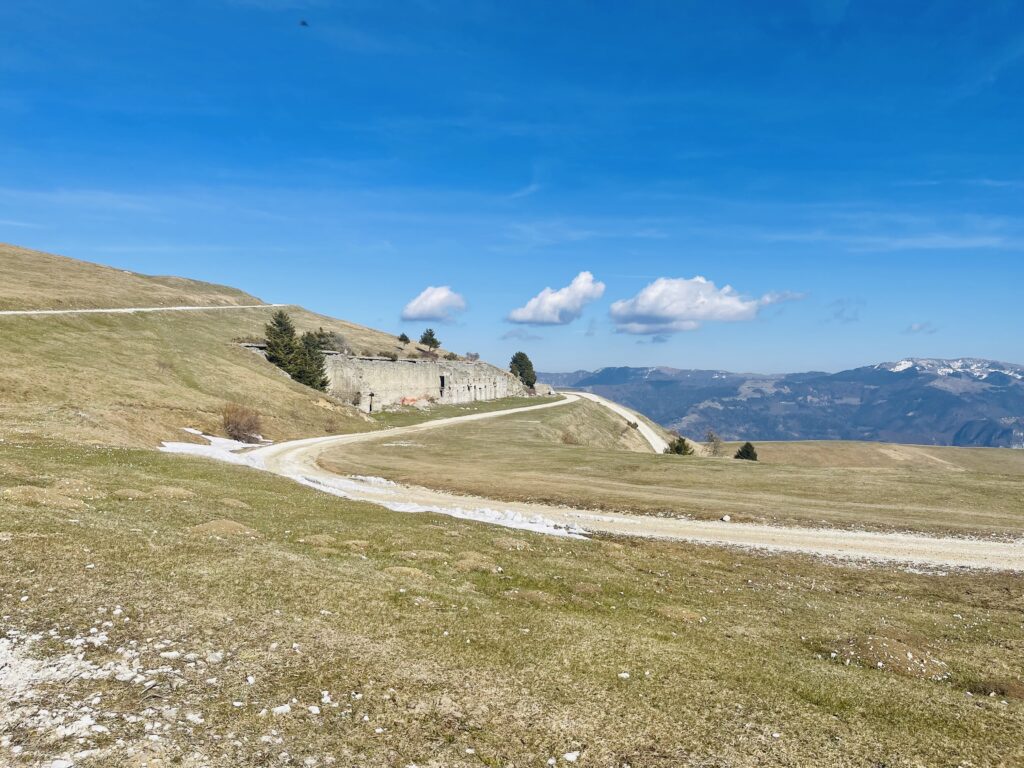 Le casermette inferiori e la strada verso il forte Lisser fra dolci pascoli