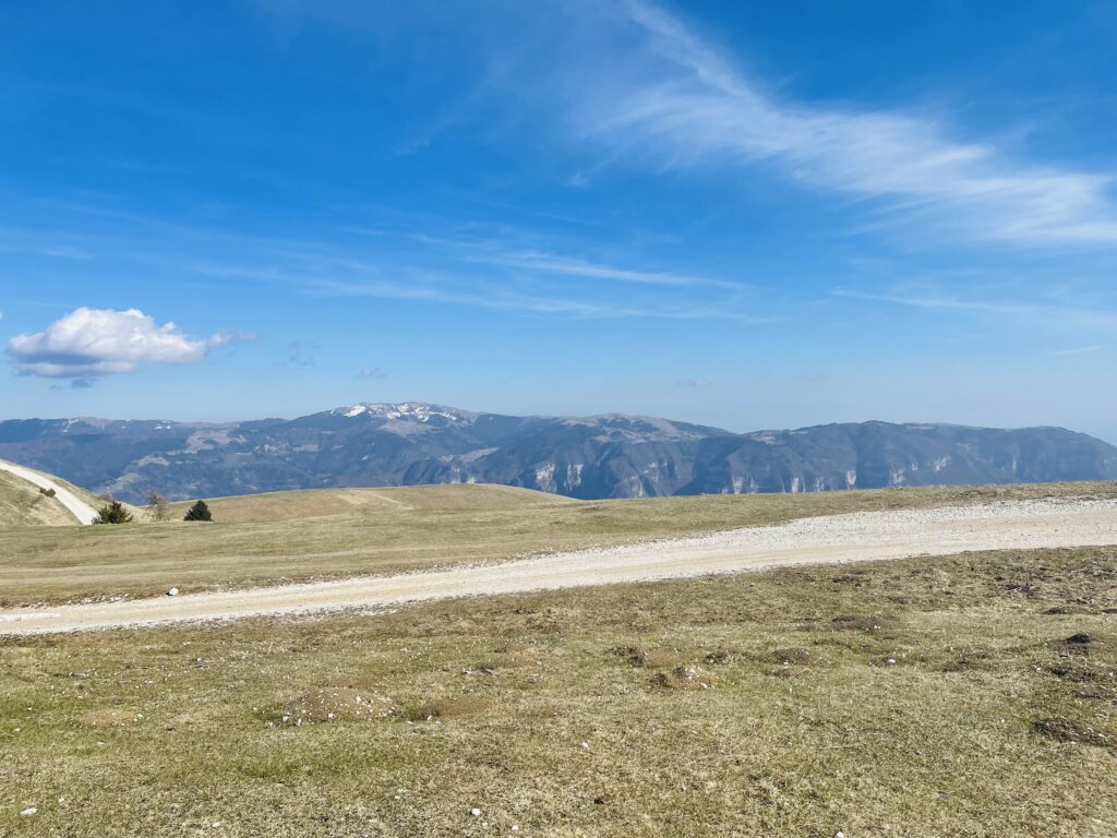 Panorama dal Forte Lisser sulle cime attorno. Punto molto panoramico.