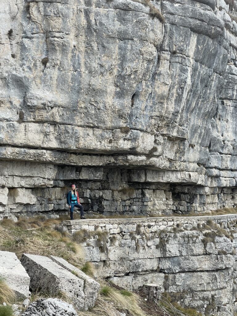 Sentiero intagliato nella roccia