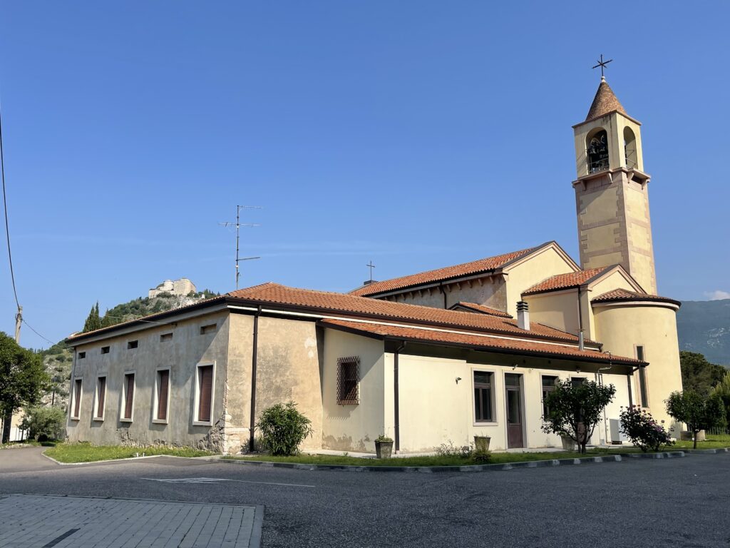 Chiesa di Ceraino, parcheggio