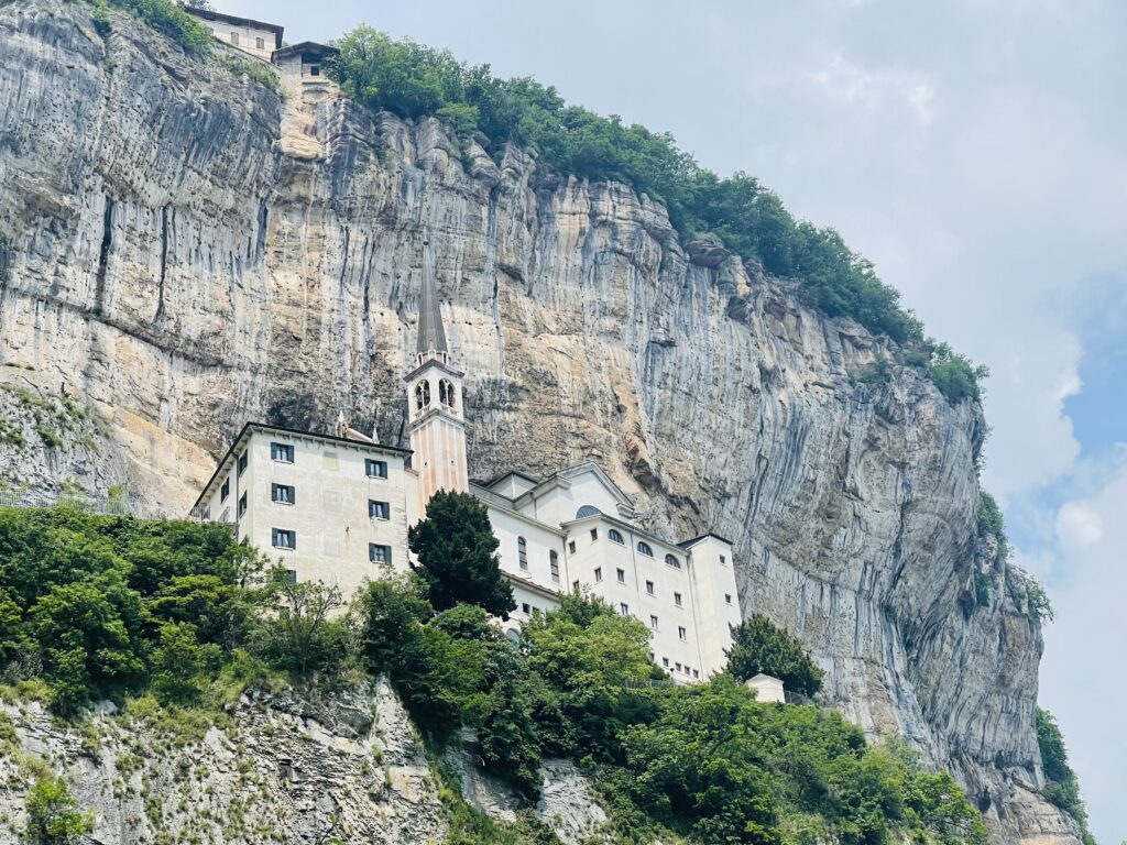 bellissimo e suggestivo santuario Madonna della Corona aggrappato alla roccia